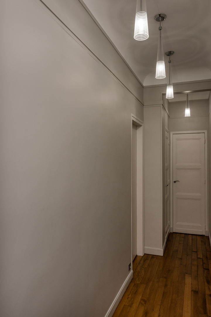 Rénovation appartement parisien années 30, Decorexpat Decorexpat Modern corridor, hallway & stairs