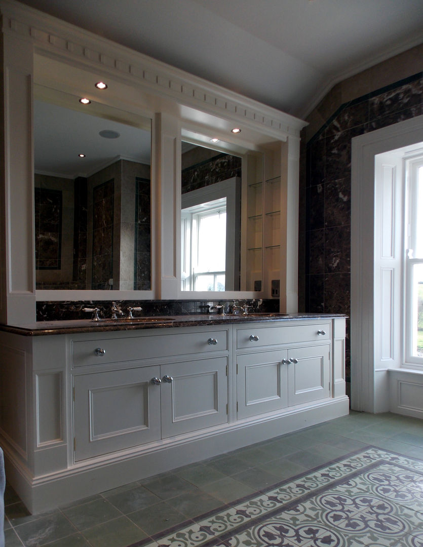 Luxury Bathroom Designer Kitchen by Morgan クラシックスタイルの お風呂・バスルーム 収納