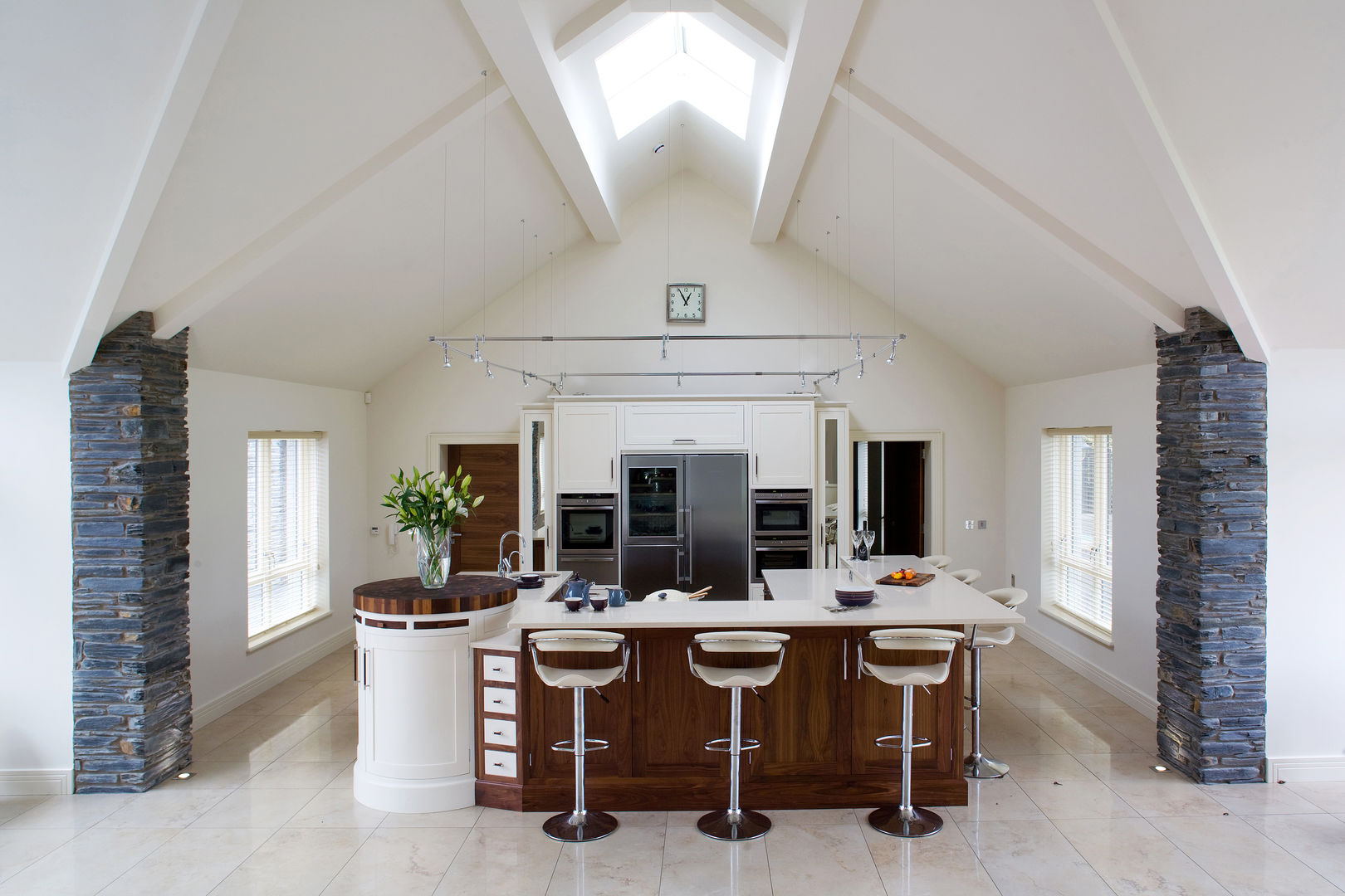 Walnut and Cream Kitchen Designer Kitchen by Morgan Moderne keukens