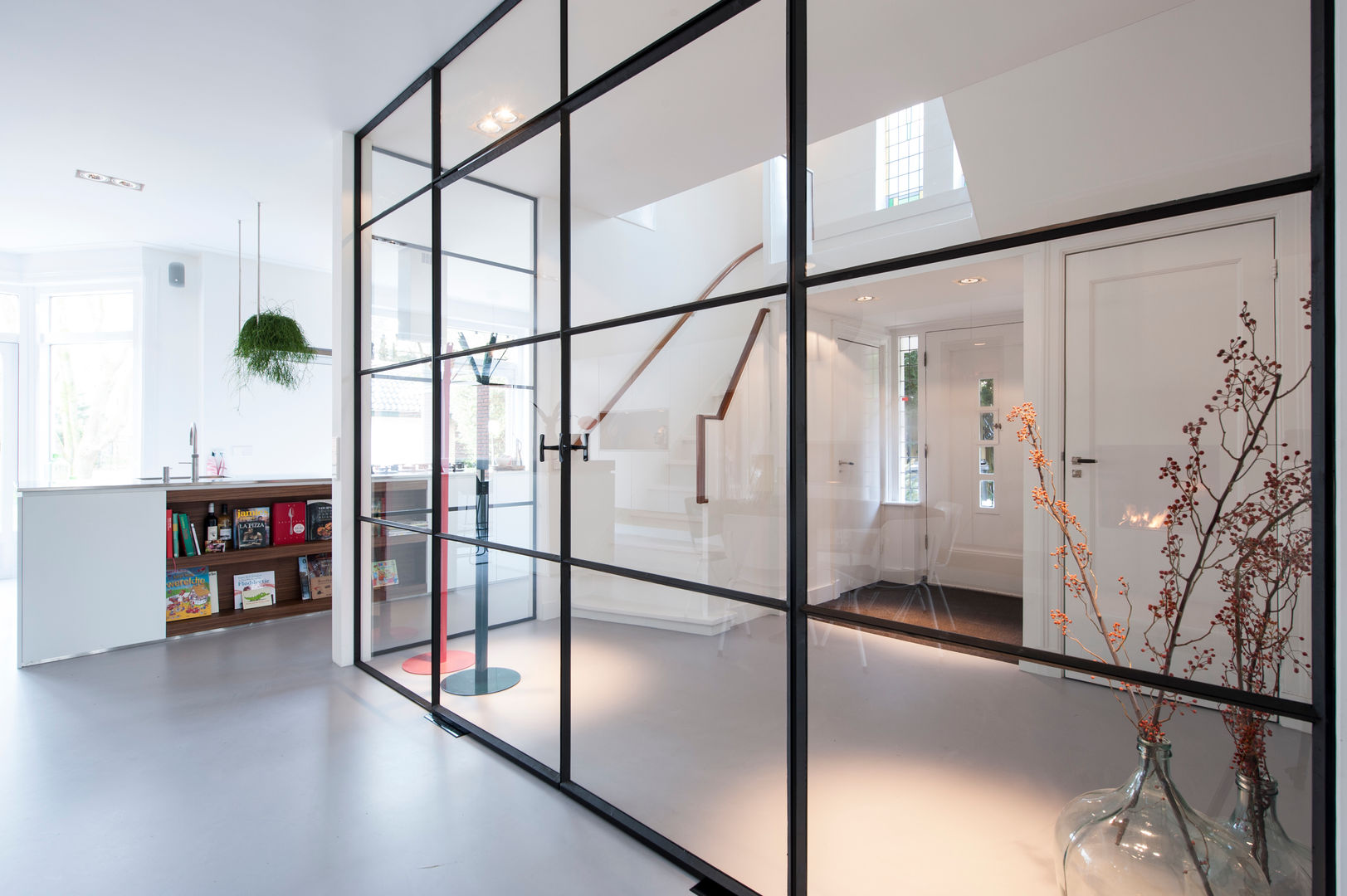 homify Puertas y ventanas de estilo industrial Ventanas