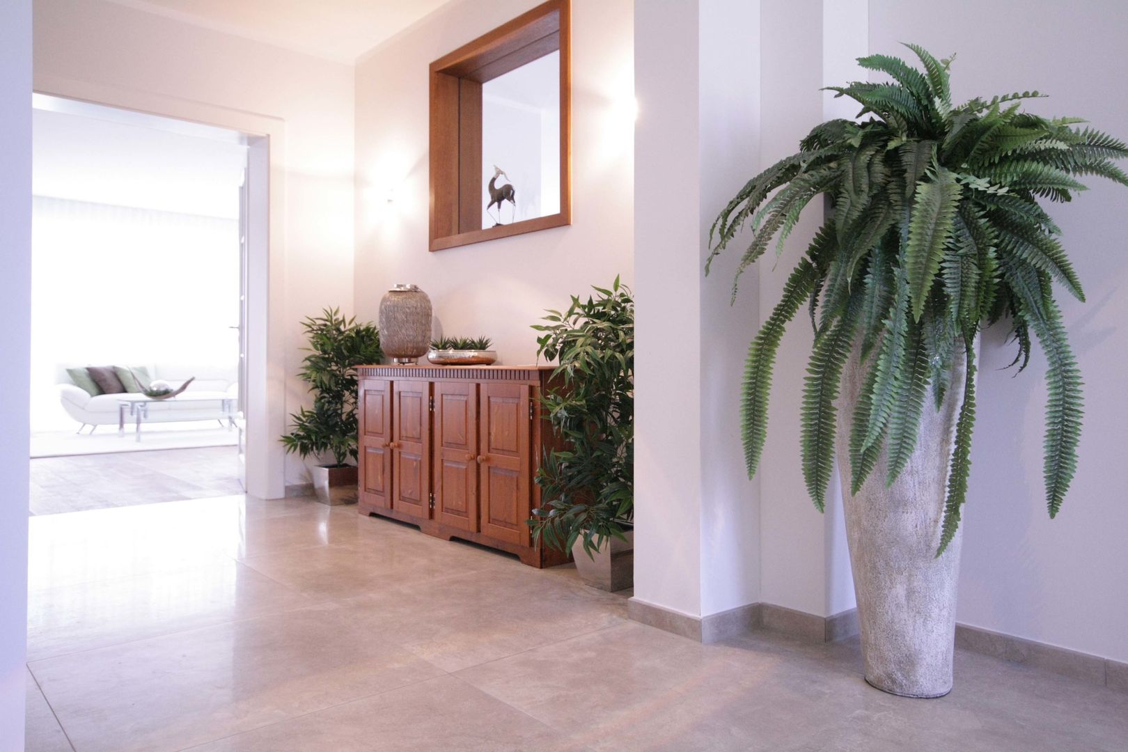 homify Mediterranean corridor, hallway & stairs