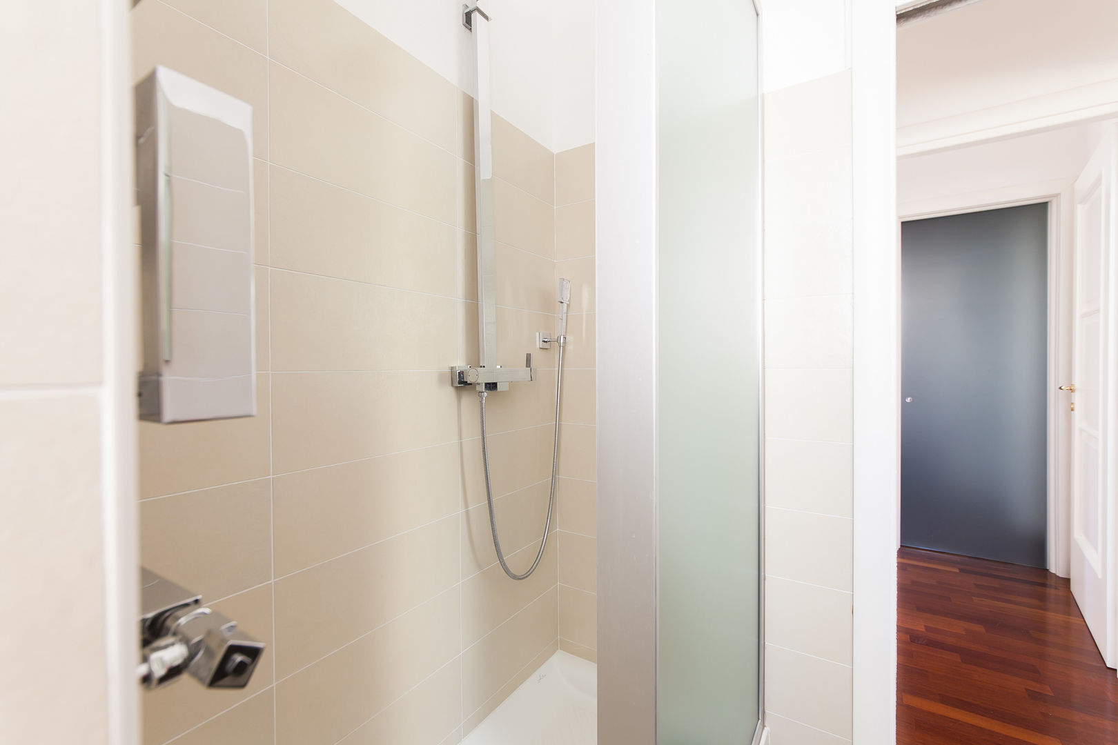 Appartamento a Roma Nord, Edi Solari Edi Solari Banheiros minimalistas Banheiras e duchas