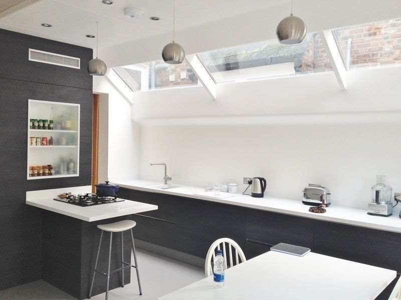 Black handleless wood effect kitchen design​ LWK London Kitchens 現代廚房設計點子、靈感&圖片