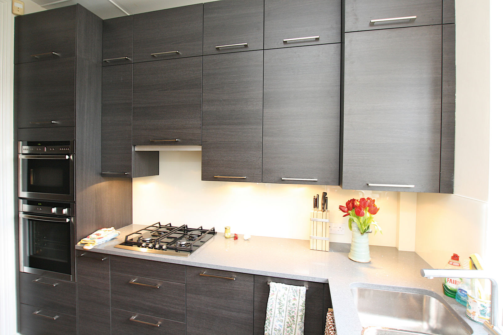 ​Small dark wood kitchen design LWK London Kitchens モダンな キッチン