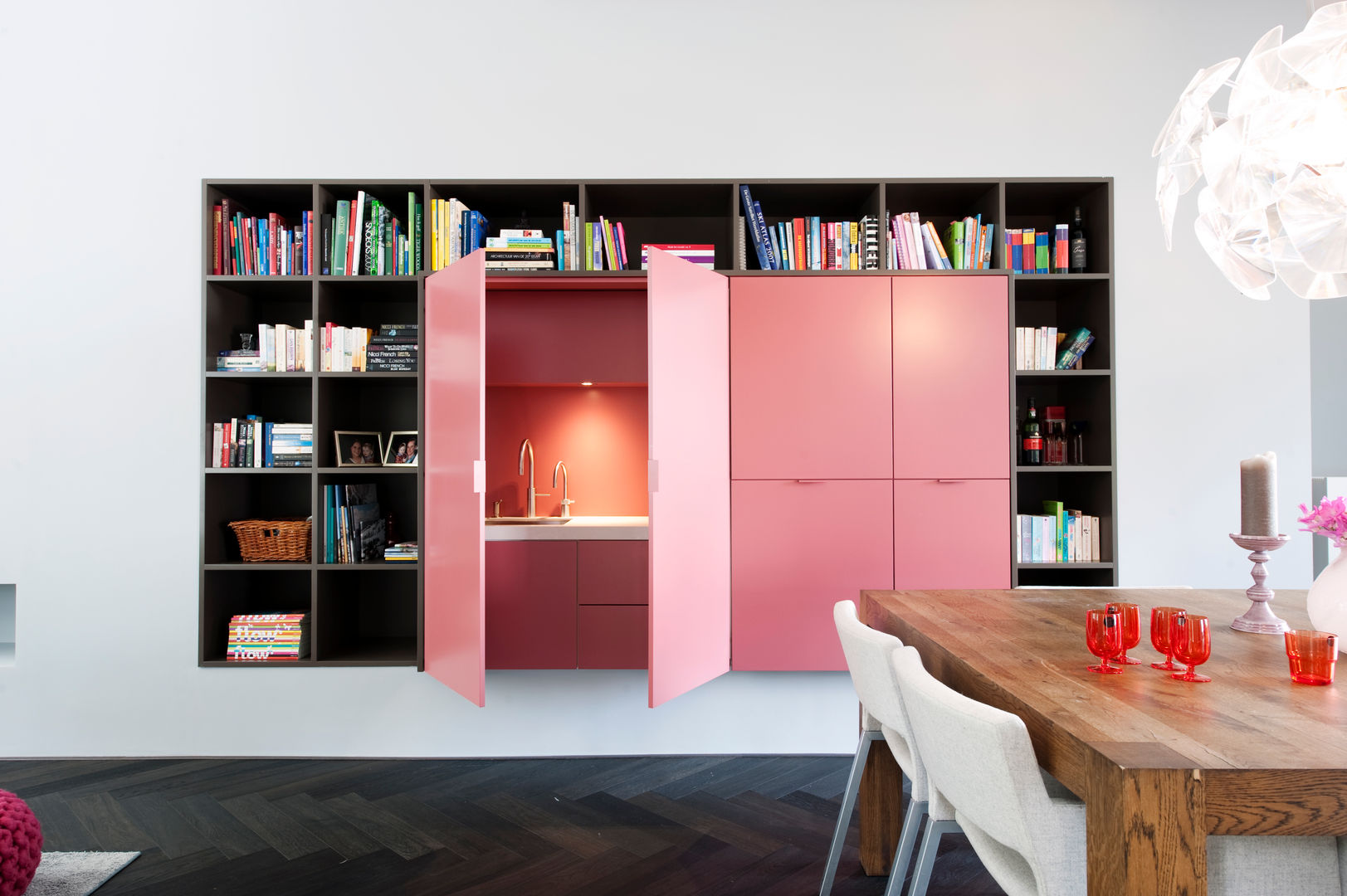 homify 现代客厅設計點子、靈感 & 圖片 餐具櫃