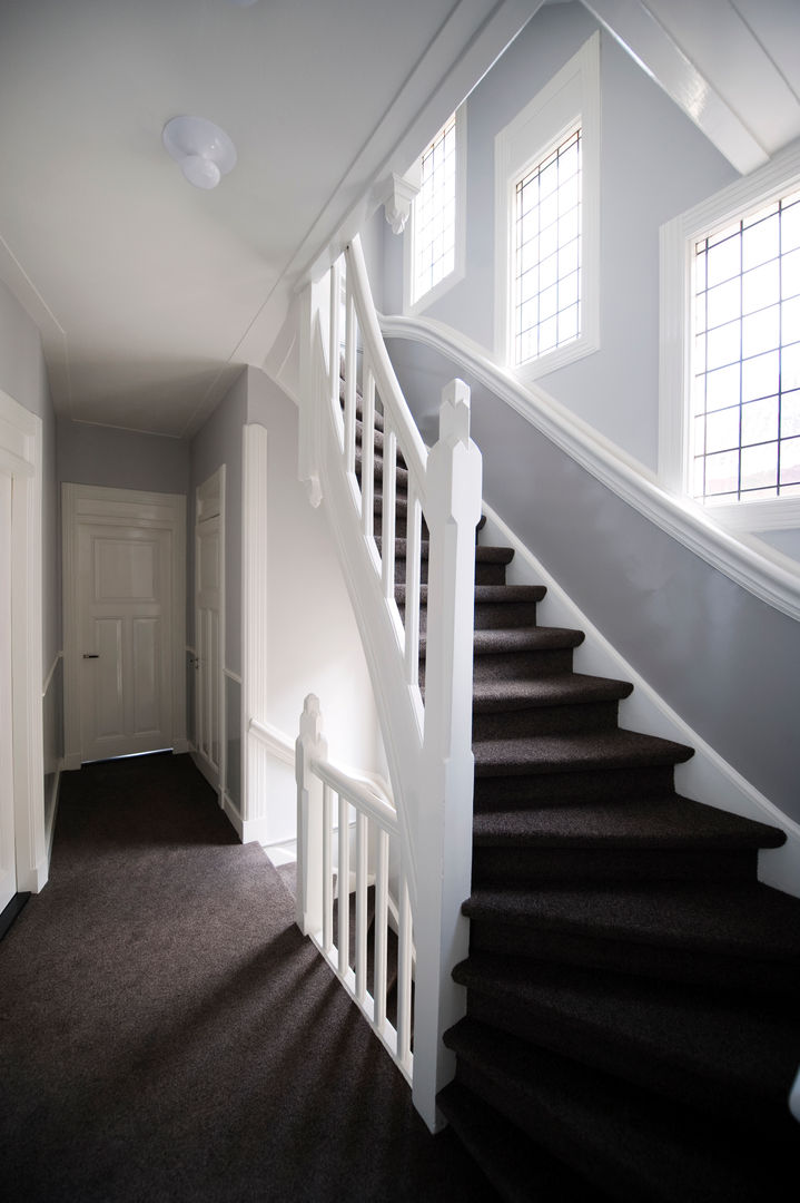 homify Classic style corridor, hallway and stairs