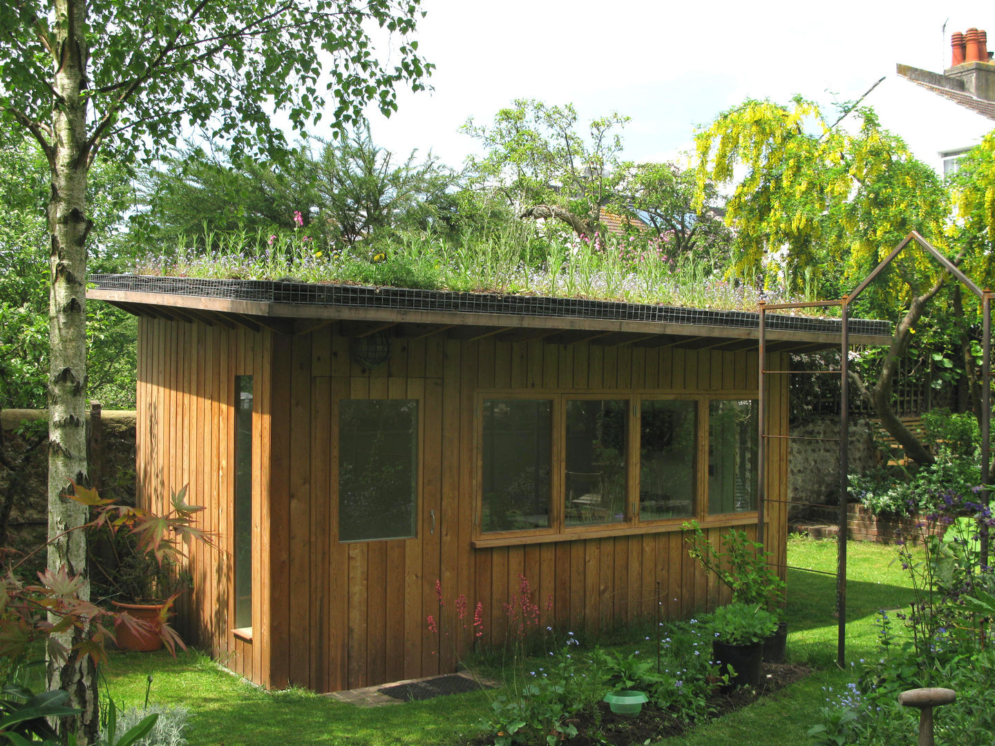 Artists' studio with green roof Organic Roofs 庭院