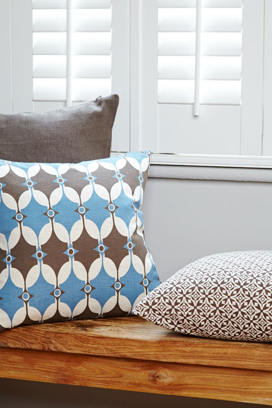 ​Cotton and linen hand screen printed cushions akin & suri Scandinavische slaapkamers Textiel