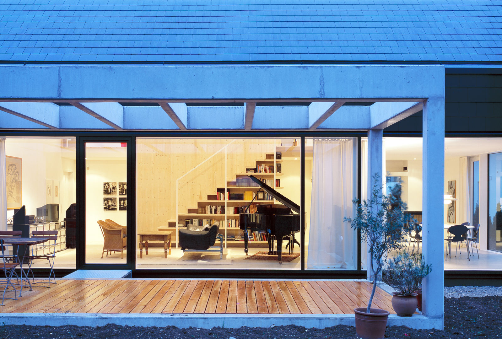 Terasse mit Blick in das Wohnzimmer Bohn Architekten GbR Skandinavische Häuser Pflanze,Schatten,Innenarchitektur,Blumentopf,Holz,Linie,Gartenmöbel,Gebäude,Rechteck,Automobil außen