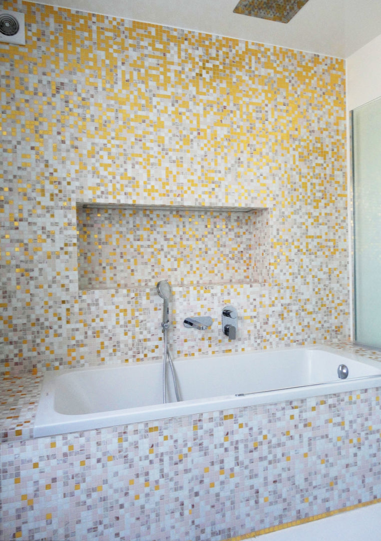 Salle de bain revêtue de mosaïque à tesselles d'or Ateliers Safouane Murs & Sols modernes Carrelage