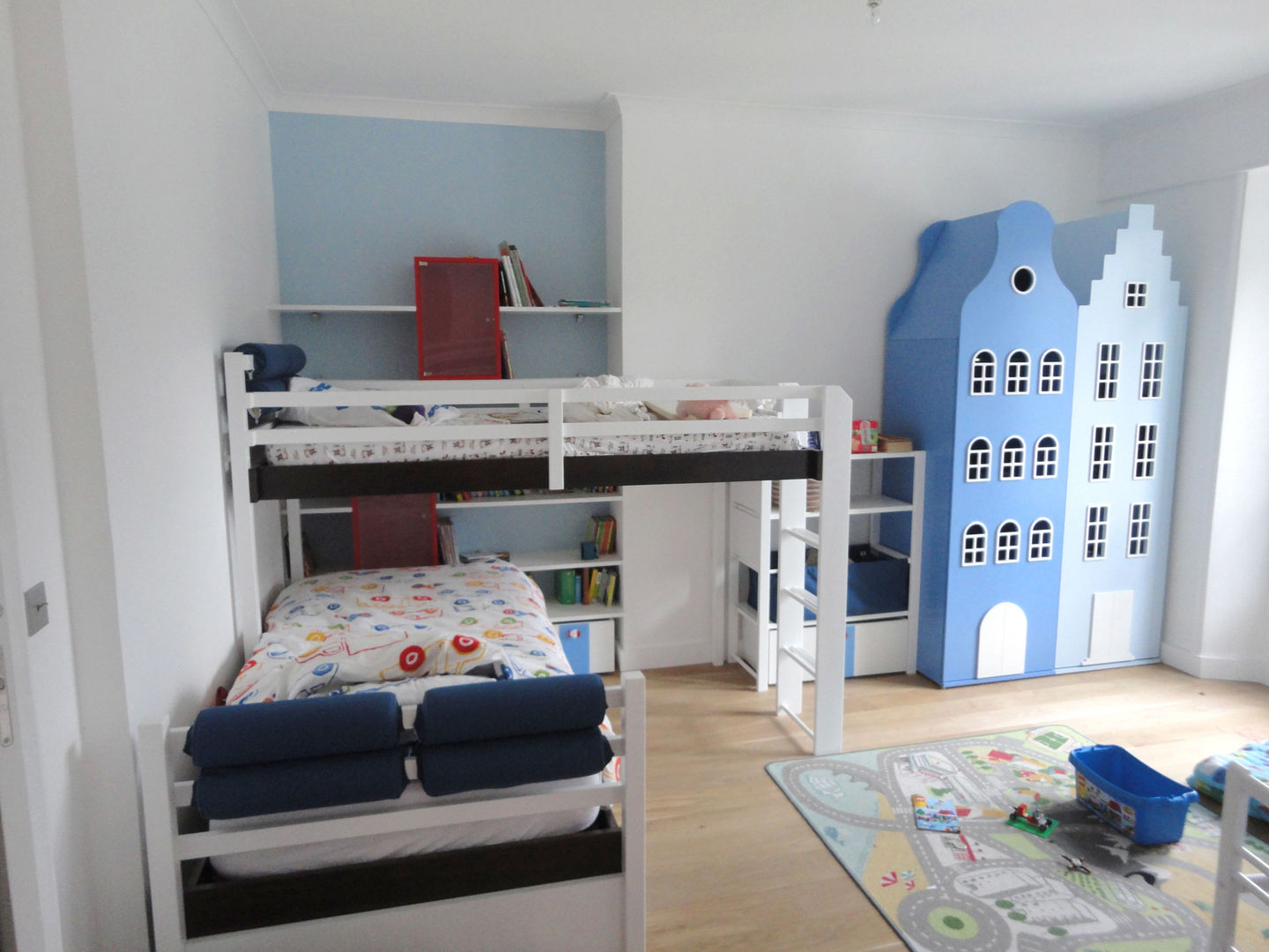 Jolie Chambre D'enfant Avec Un Lit Au Sol élégant Et Confortable