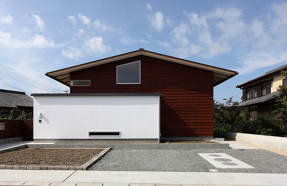 一色白山の家 | house of isshikihakusan, haco建築設計事務所 haco建築設計事務所 一戸建て住宅 木目調 空,雲,建物,植物,シェード,フィクスチャ,路面,アスファルト,土地区画,ガレージのドア