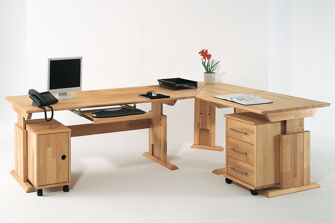 homify Classic style study/office Desks