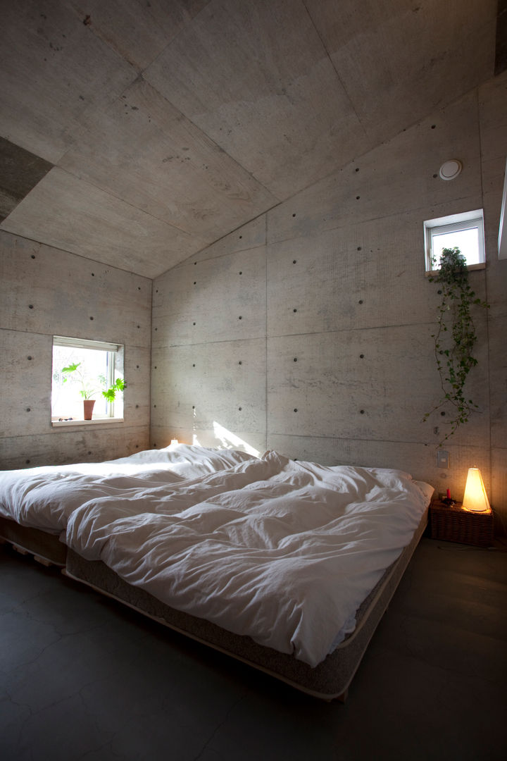雁木のある家, YASUO TERUI Architects Inc. YASUO TERUI Architects Inc. Спальня в эклектичном стиле