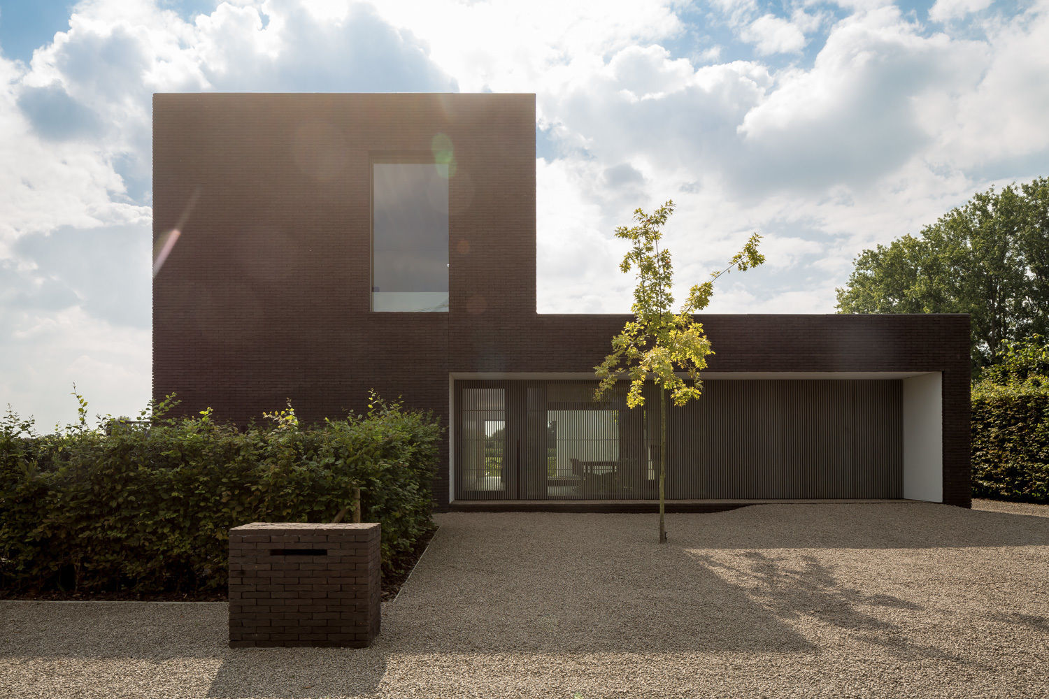 Maison Lebbeke, Pascal François Architects bvba Pascal François Architects bvba Maisons modernes Nuage,Ciel,Bâtiment,Plante,Lumière du soleil,Terrain,Bois,Surface de la route,Gazon,Design urbain