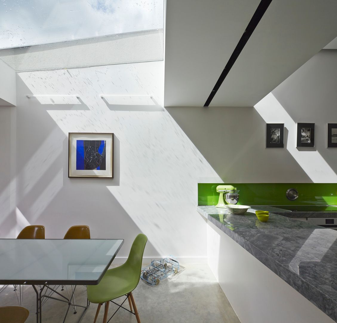 Skylight above dining space Neil Dusheiko Architects モダンデザインの ダイニング