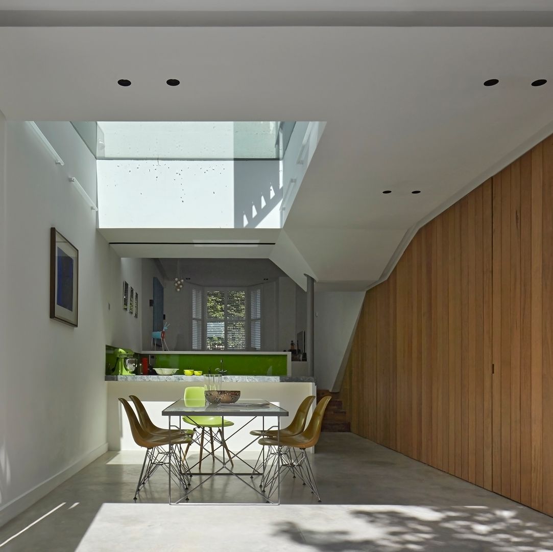 Dining and Kitchen space with folded planes and skylight Neil Dusheiko Architects 餐廳