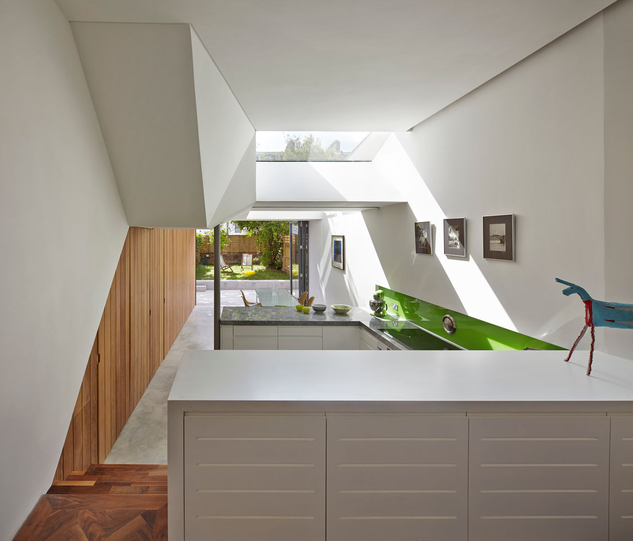 View towards kitchen and garden Neil Dusheiko Architects 現代廚房設計點子、靈感&圖片