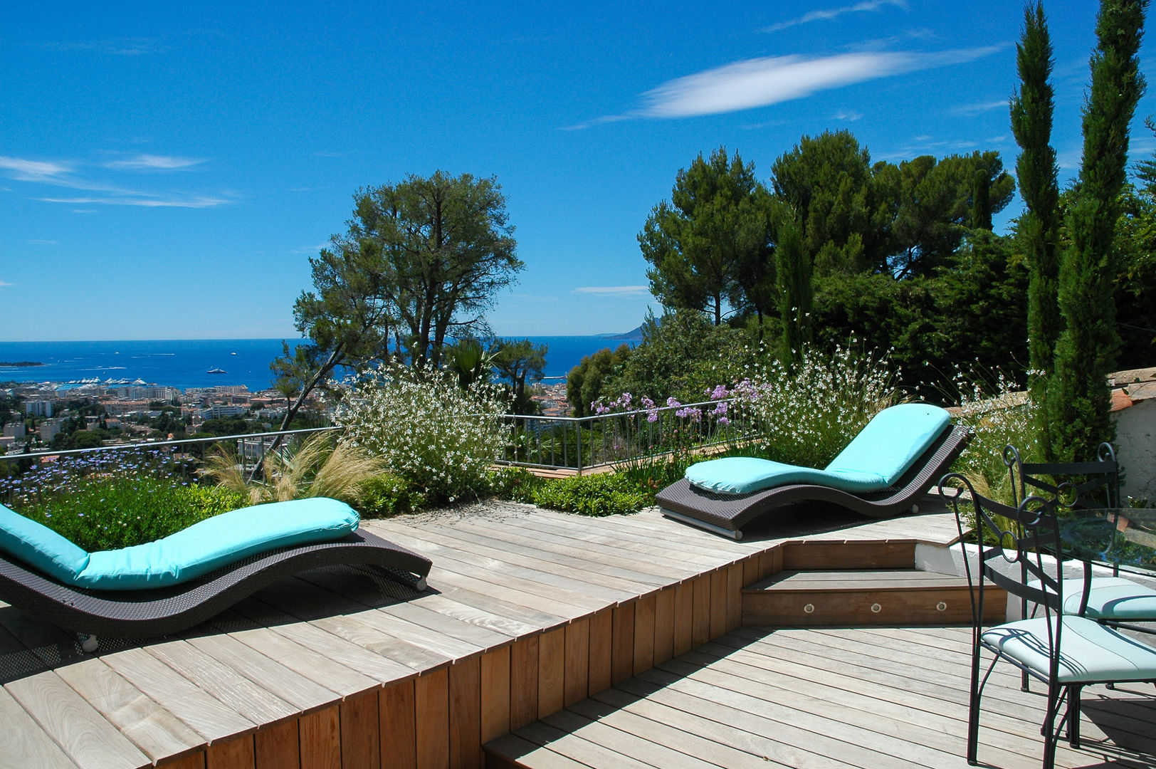 Terrasse avec vue sur la baie de Cannes, Exterior Design Exterior Design Mediterranean style balcony, veranda & terrace