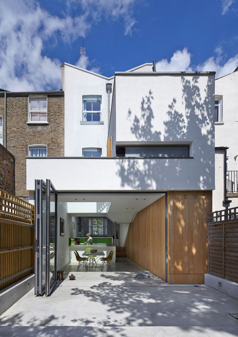 Rear elevation of the Islington House Neil Dusheiko Architects منازل التراس