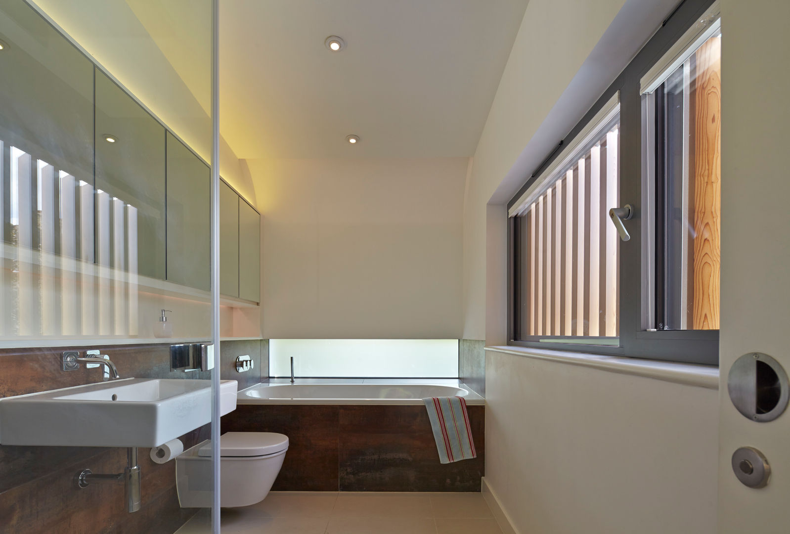 Children's bathroom Neil Dusheiko Architects Phòng tắm phong cách hiện đại