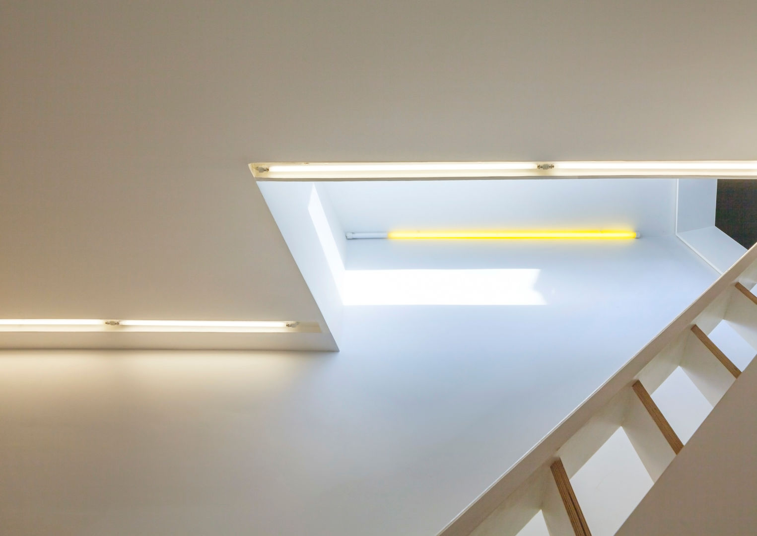 LED strip lighting Neil Dusheiko Architects الممر الحديث، المدخل و الدرج