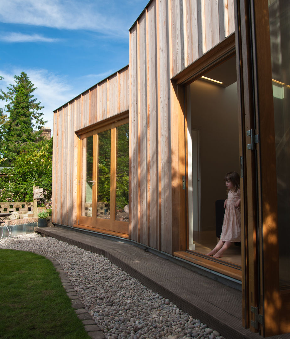 Angled rear elevation Neil Dusheiko Architects Moderne huizen