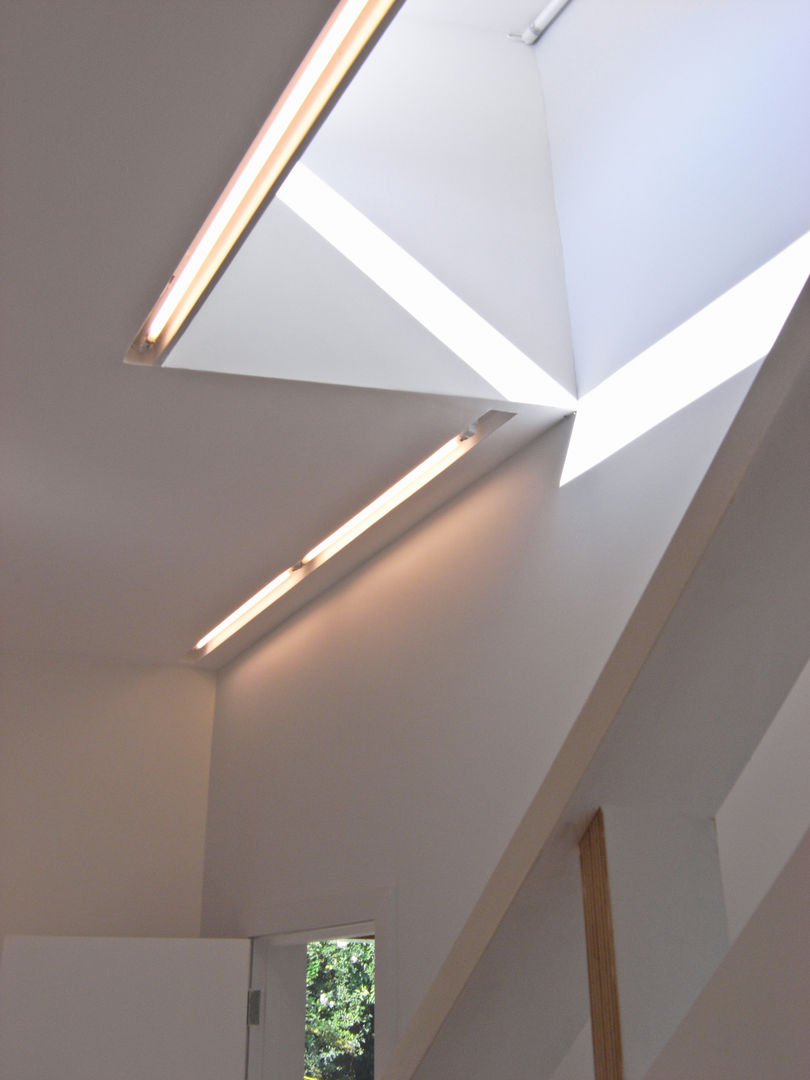 LED strip lighting detail Neil Dusheiko Architects Hành lang, sảnh & cầu thang phong cách hiện đại