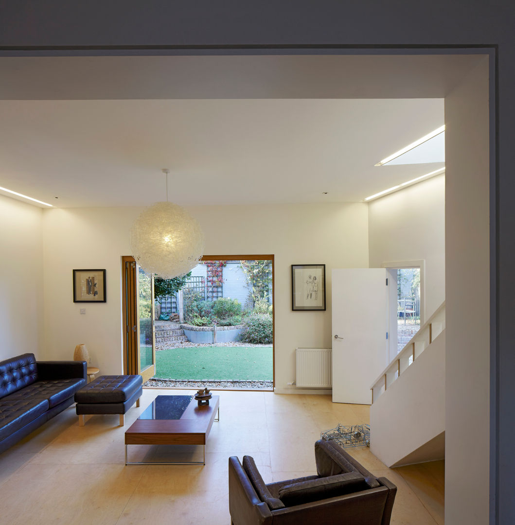 Living area opening onto garden Neil Dusheiko Architects غرفة المعيشة