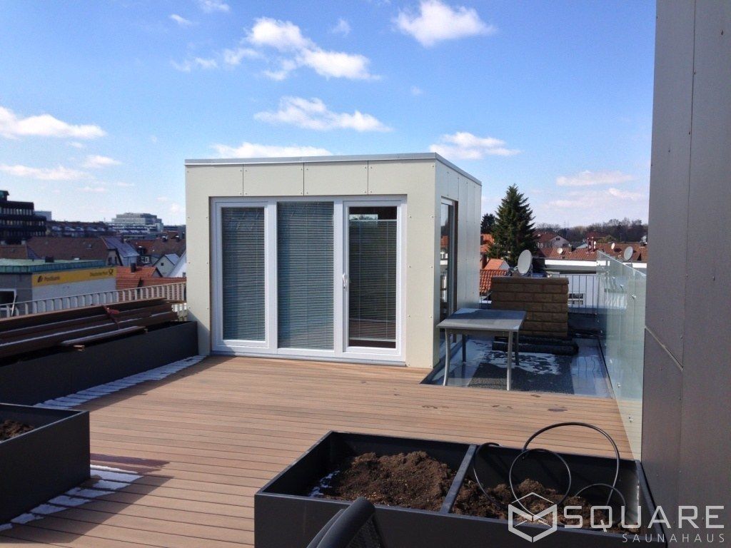 Saunahaus SQUARE XL auf der Dachterrasse - Fassade: beige HPL-Platten , SQUARE Saunahaus SQUARE Saunahaus モダンな スパ