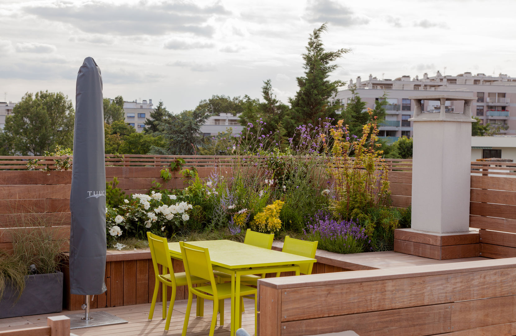 Garches Toit Terrasse, AD Concept Gardens AD Concept Gardens 모던스타일 발코니, 베란다 & 테라스