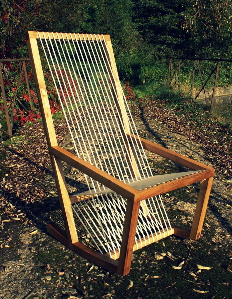 Fauteuil à bascule avec assise en cordelette, Boris Beaulant Ebéniste Boris Beaulant Ebéniste بلكونة أو شرفة أثاث