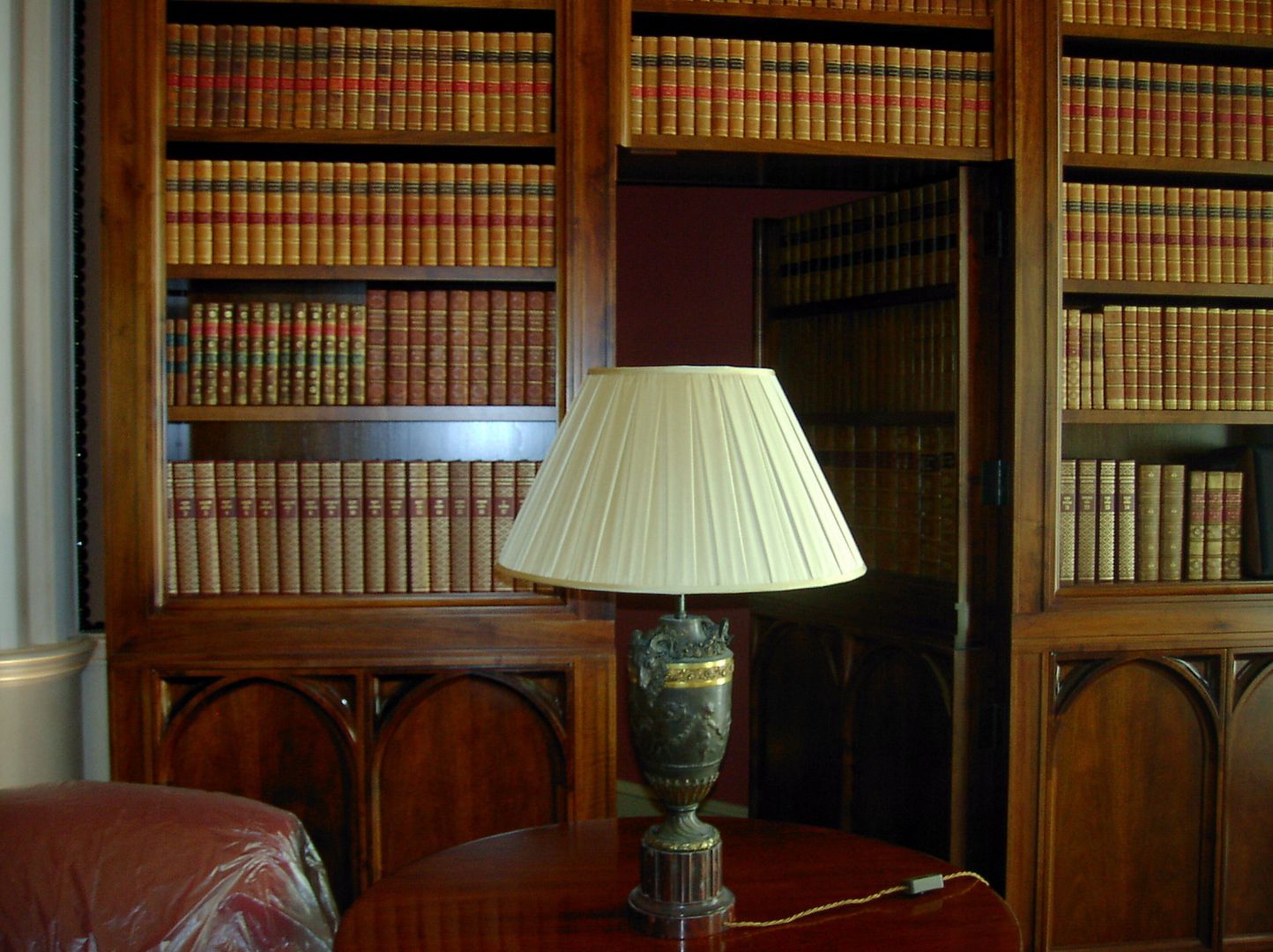 Cream box-pleated lampshade A Shade Above Escritórios clássicos iluminação