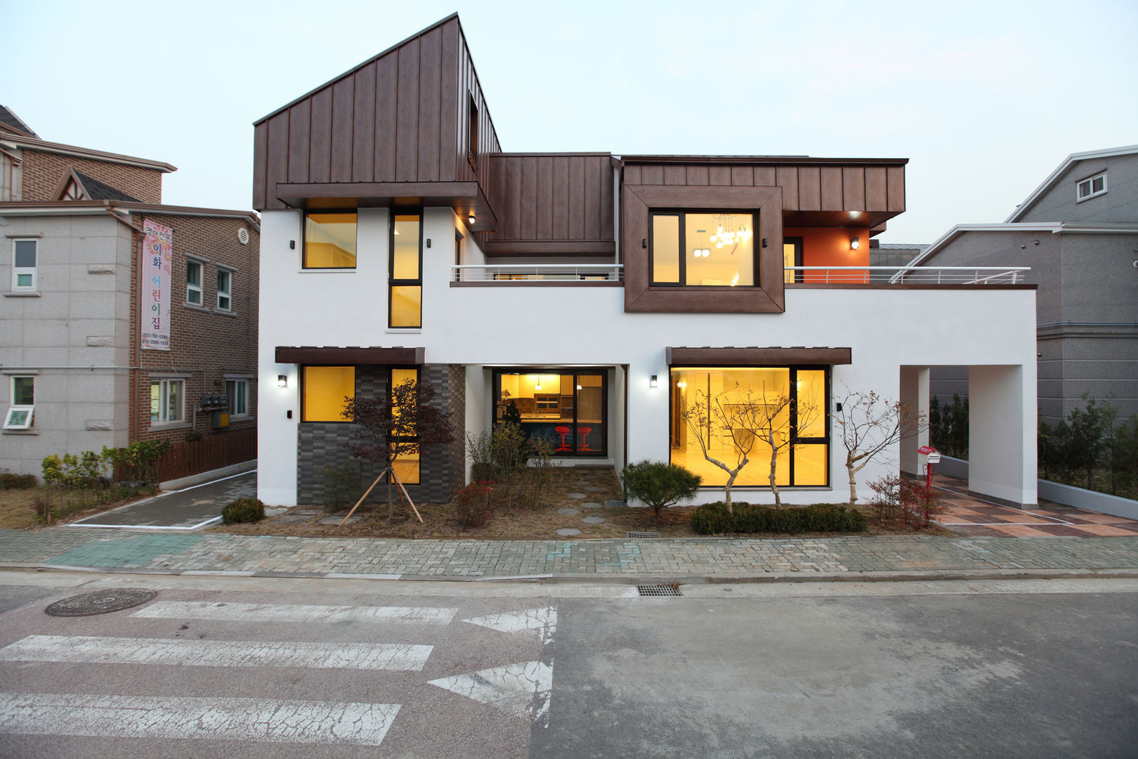 '한지붕 두가구가 사는집' 하남주택, 주택설계전문 디자인그룹 홈스타일토토 주택설계전문 디자인그룹 홈스타일토토 Casas modernas
