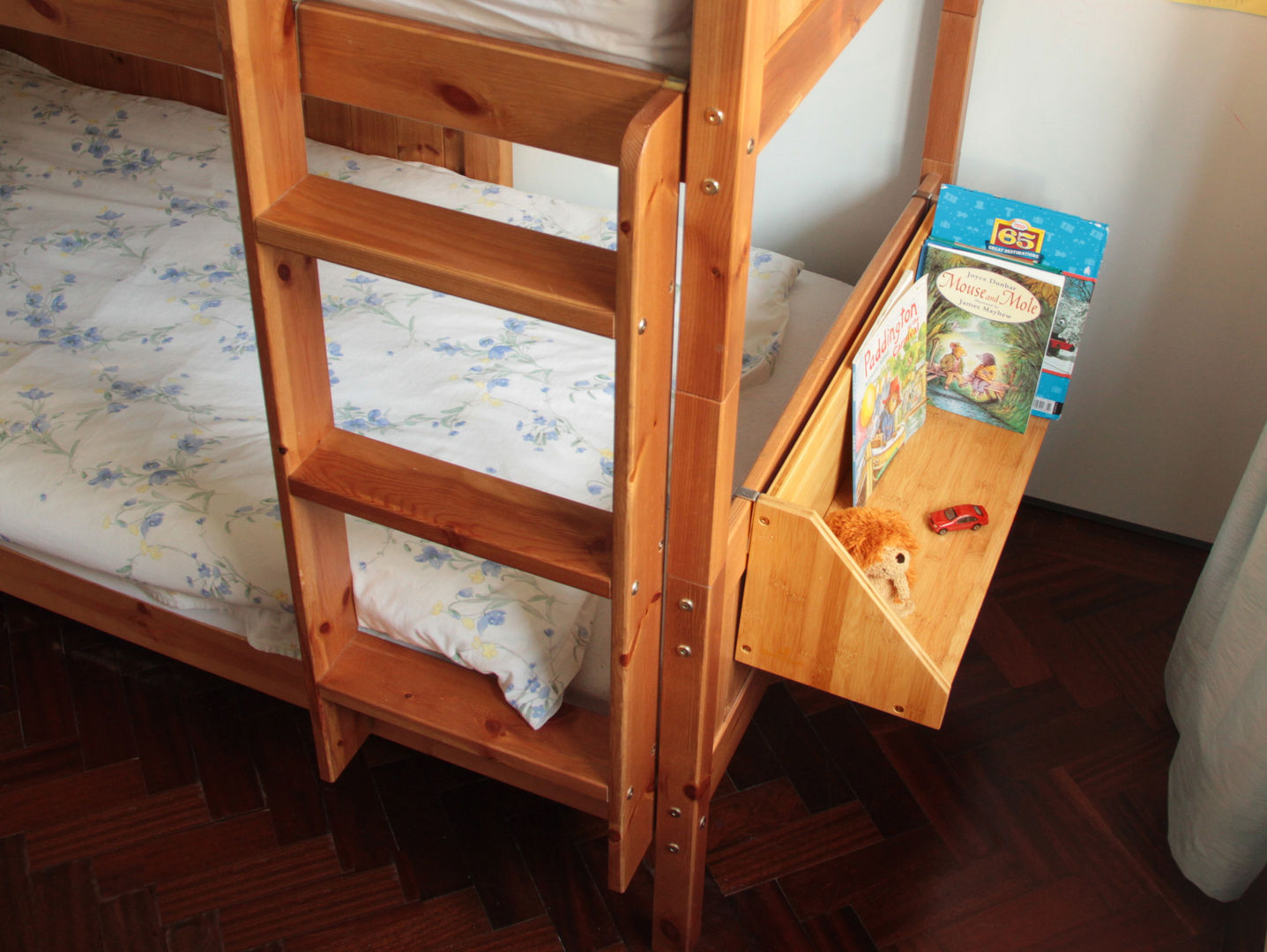 Bed Hanging Book Shelf Finoak LTD Moderne Kinderzimmer Betten und Krippen