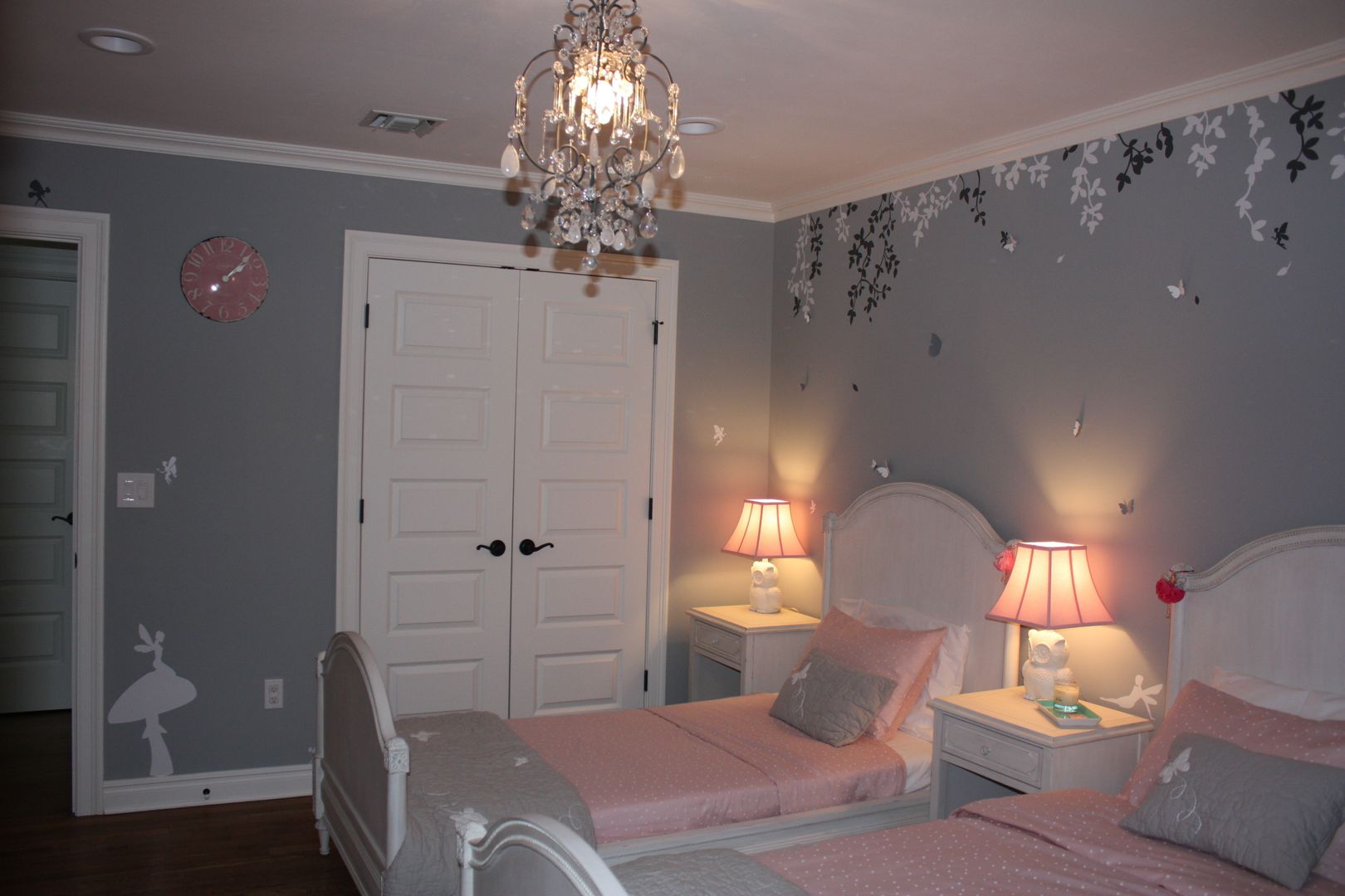 Girls' Bedroom homify Nursery/kid’s room