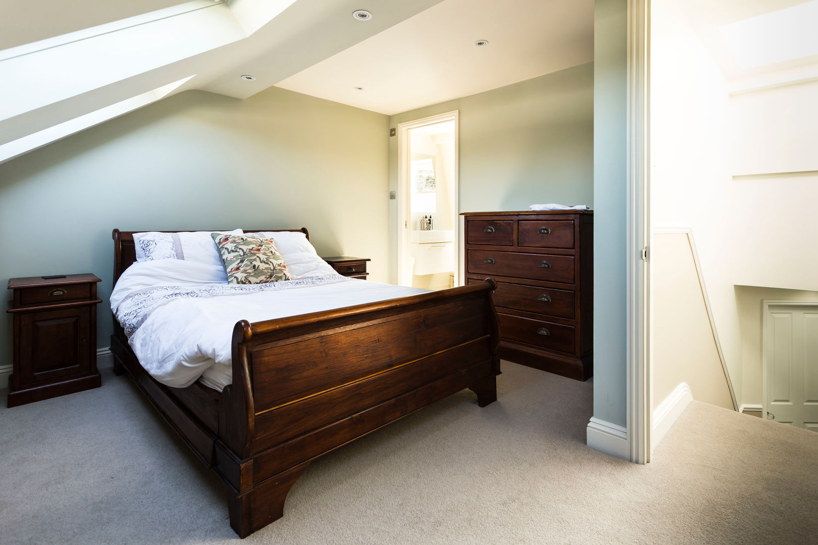 Bedroom in the loft Affleck Property Services Quartos modernos