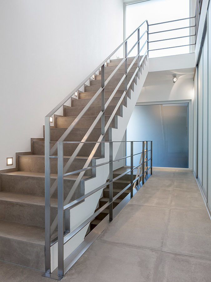 Puristisch wohnen im kubischen Einfamilienhaus, Skandella Architektur Innenarchitektur Skandella Architektur Innenarchitektur Minimalist corridor, hallway & stairs