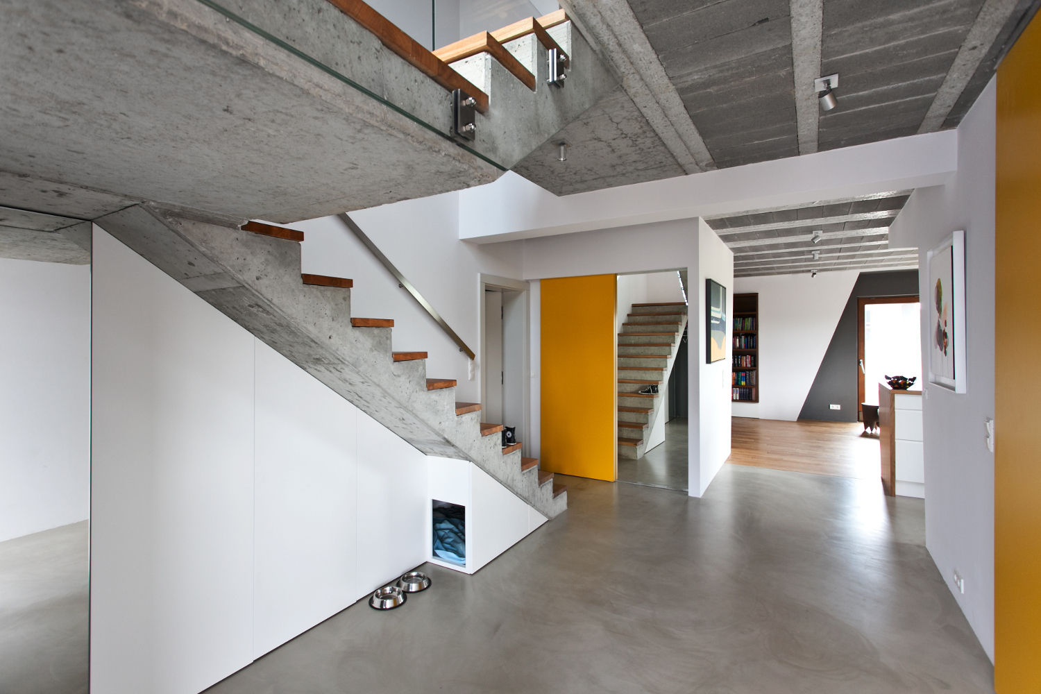 Beam & Block House, mode:lina™ mode:lina™ Corredores, halls e escadas modernos