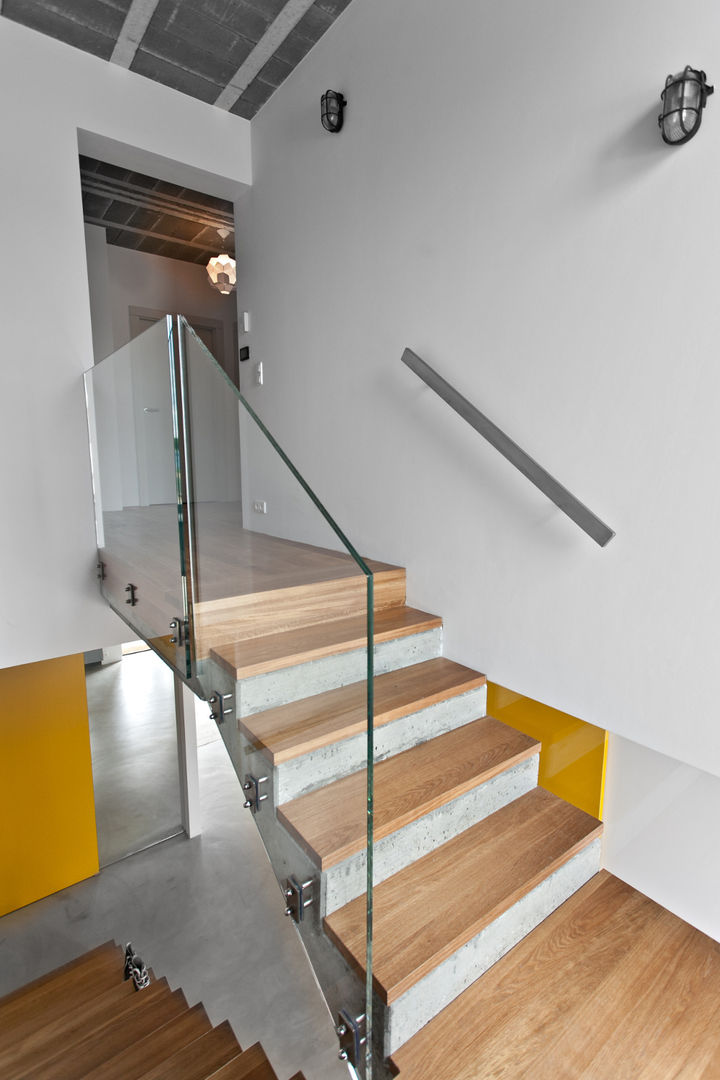 Beam & Block House, mode:lina™ mode:lina™ Corredores, halls e escadas modernos