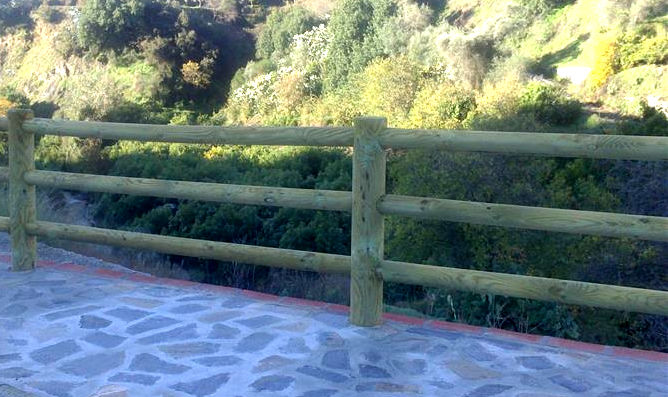 Hermosa vista de un sendero cercado con postes de madera y alambre