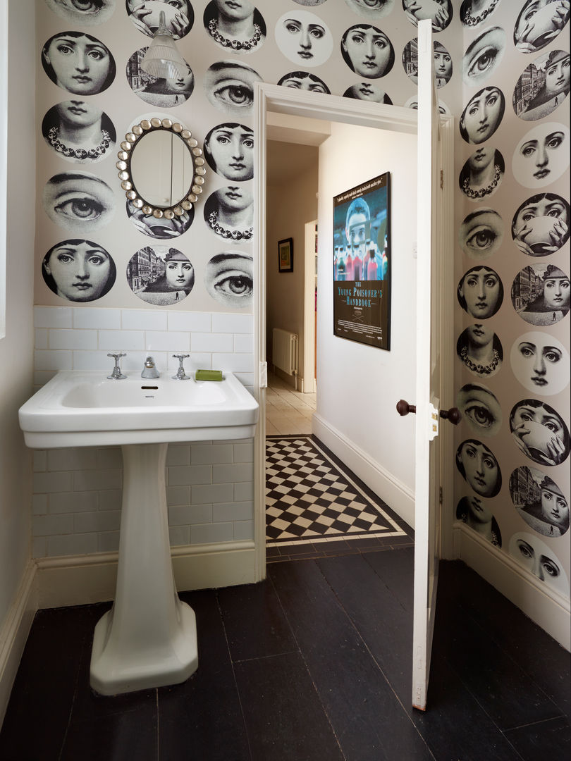 Funky cloakroom/utility room ZazuDesigns Ванная комната в эклектичном стиле
