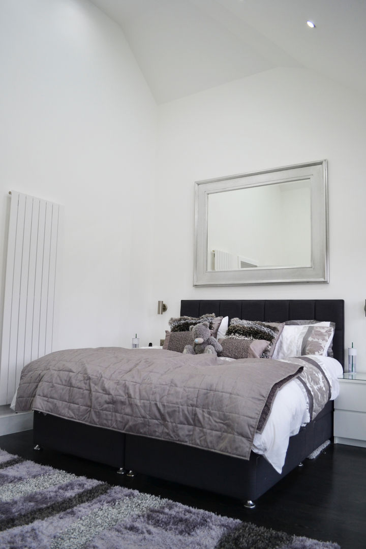 Cathedral Ceiling In Main Bedroom - As Built Arc 3 Architects & Chartered Surveyors Moderne slaapkamers