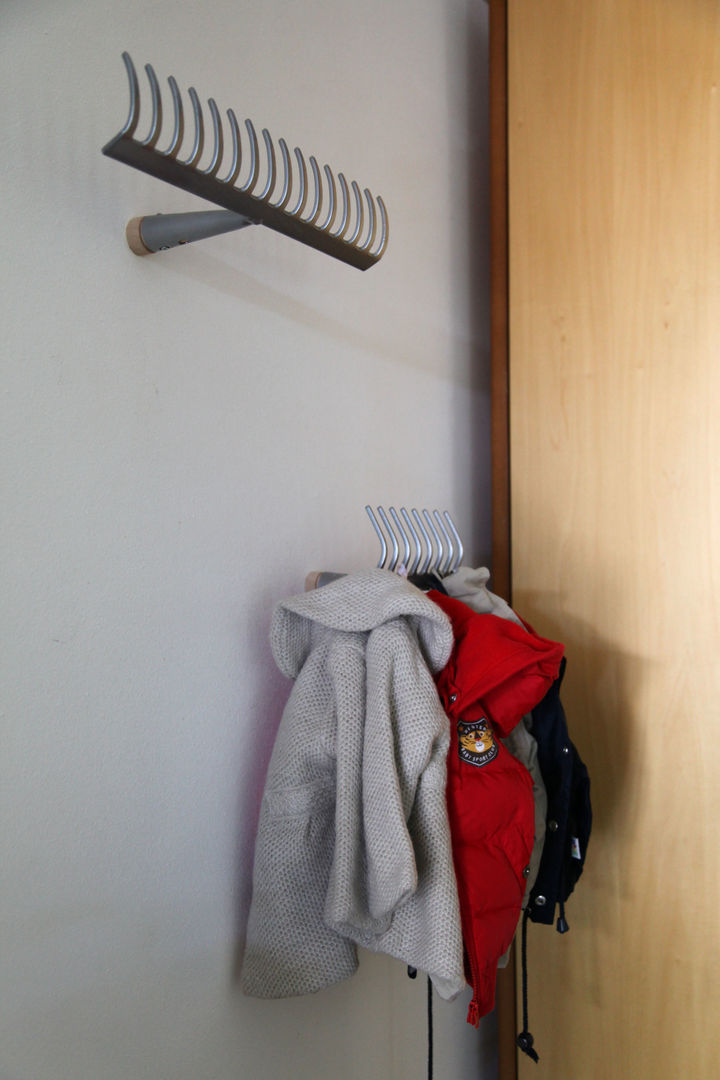 Garderobe GWEIH, werkvoll by Lena Peter werkvoll by Lena Peter Modern Corridor, Hallway and Staircase Clothes hooks & stands