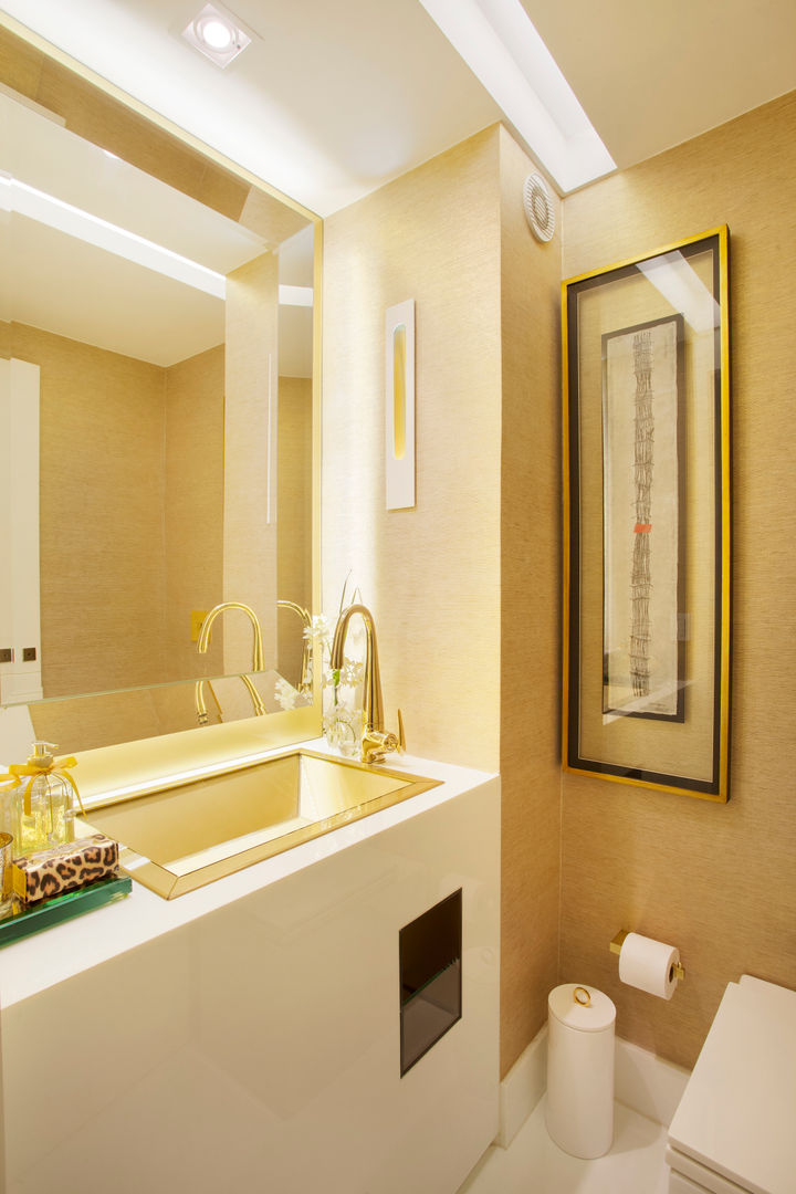 homify Modern bathroom