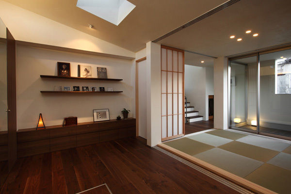ファミリーポートレイト 寝室から和室方面 アーキシップス京都 モダンスタイルの寝室