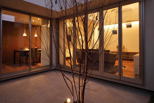 ファミリーポートレイト 中庭から室内を見る アーキシップス京都 モダンな 家