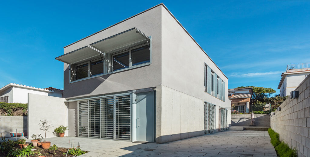 Fachada Principal - Grey House | 08023 Arquitectos - Barcelona homify Casas de estilo industrial