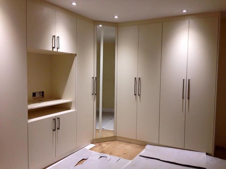 Smiths in Action, Smiths fitted wardrobes Ltd Smiths fitted wardrobes Ltd Camera da letto moderna Armadi & Cassettiere