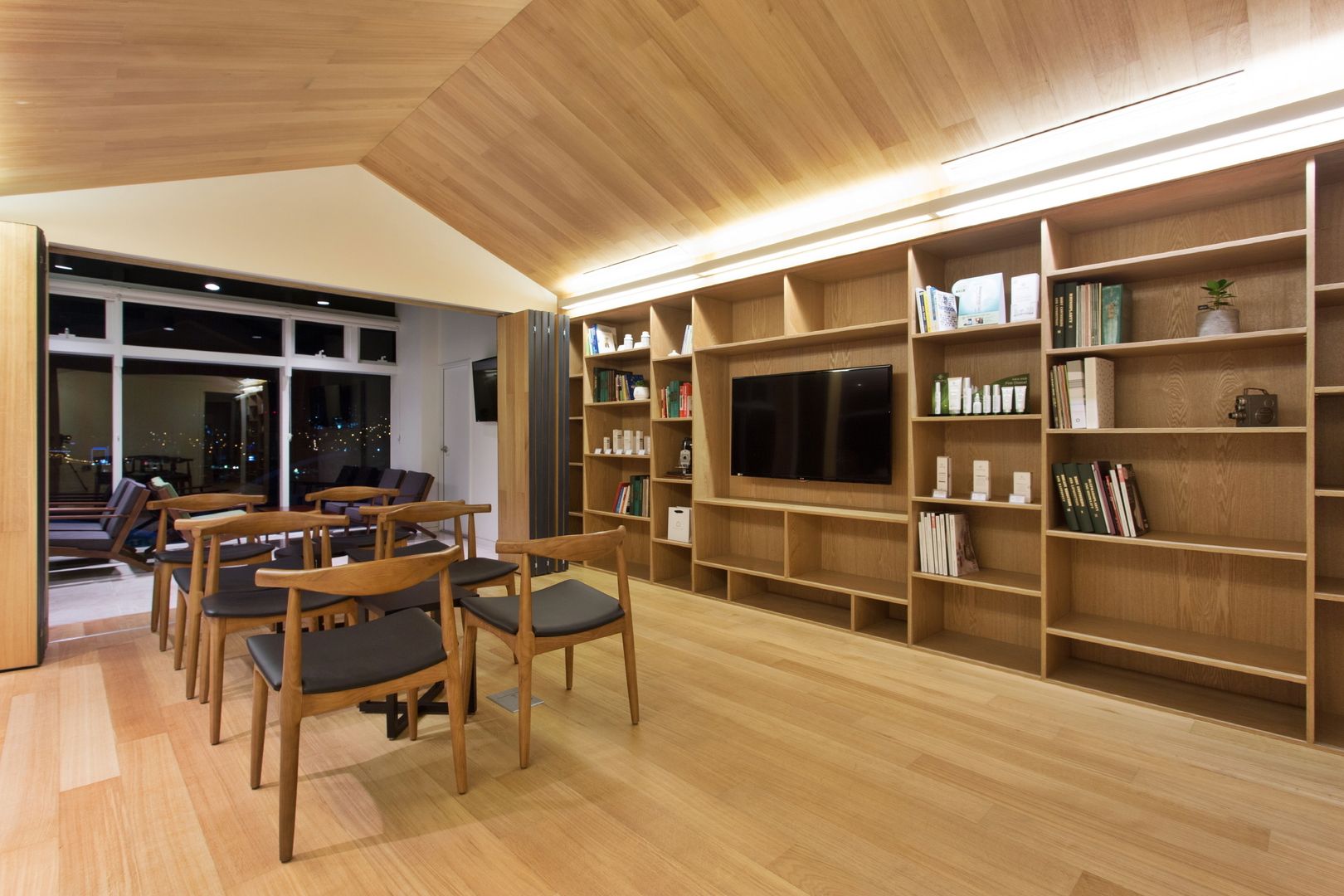 A House for Nature and People / YLAB, Y L A B Y L A B Modern study/office